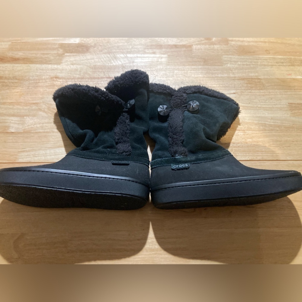 Croc Black Boots in size 8 in EUC. See pictures for all details/condition